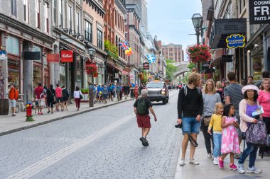 Québec, Kanada - 5 Ağustos, 2015:people ve turistler bir yaz sabahı sırasında şirin ve Quebec City sokaklarında yürüyün. Rue Saint Jean işte