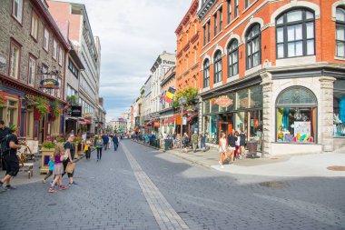 Québec, Kanada - 5 Ağustos, 2015:people ve turistler bir yaz sabahı sırasında şirin ve Quebec City sokaklarında yürüyün. Rue Saint Jean işte