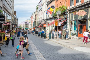 Québec, Kanada - 5 Ağustos, 2015:people ve turistler bir yaz sabahı sırasında şirin ve Quebec City sokaklarında yürüyün. Rue Saint Jean işte