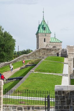 Bir Québec, Kanada - 5 Ağustos, 2015:people ve turistler yürüyüş üzerinde port saint Jean bir bulutlu gün boyunca.