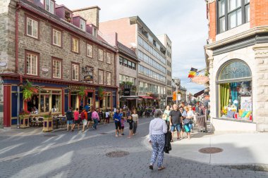 Québec, Kanada - 5 Ağustos, 2015:people ve turistler bir yaz sabahı sırasında şirin ve Quebec City sokaklarında yürüyün. Rue Saint Jean işte