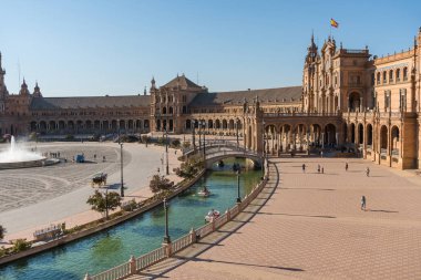 Sevilla, İspanya-Ağustos 8, 2017:tourists gezinti ve hayran ünlü plaza de Espana Seville güneşli bir gün boyunca