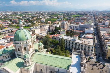 Pompei, İtalya - 27 Mart, güneşli bir gün boyunca tespih Leydisi tapınak tepesinden Pompei'nin 2016:view.