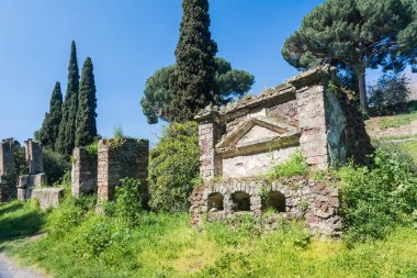 Pompeii, İtalya-27 Mart 2016: Napoli yakınlarındaki Pompeii arkeoloji sahasında bir yaz günü sütunlar ve kalıntılar.