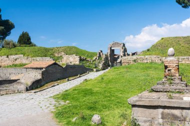 Pompeii, İtalya-27 Mart 2016: Napoli yakınlarındaki Pompeii arkeoloji sahasında bir yaz günü sütunlar ve kalıntılar.