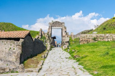 Pompeii, İtalya-27 Mart 2016: Napoli yakınlarındaki Pompeii arkeoloji sahasında bir yaz günü sütunlar ve kalıntılar.