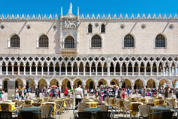 意大利威尼斯 2014年8月17日 游客在阳光灿烂的日子参观威尼斯著名的圣马可广场 — 图库照片