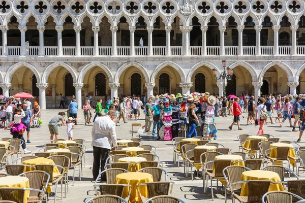 ヴェネツィア イタリア 2014年8月17日 晴れた日にヴェネツィアの有名なサン マルコ広場を訪れる観光客 — ストック写真
