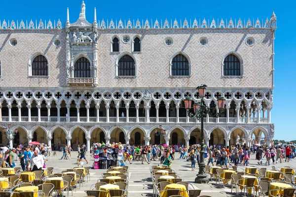 Venecia Italia Agosto 2014 Los Turistas Que Visitan Famosa Piazza —  Fotos de Stock