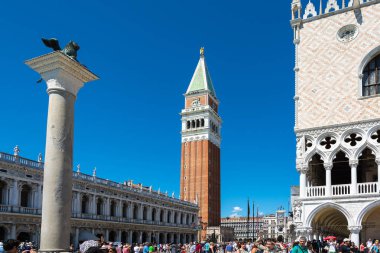 Venedik, İtalya - 17 Ağustos 2014: Venedik 'teki ünlü Piazza San Marco' yu ziyaret eden turistler güneşli bir günde
