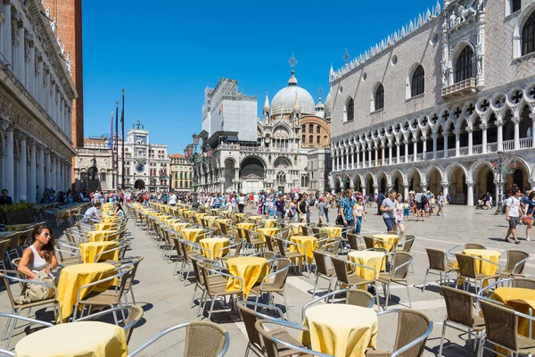 Venecia Italia Agosto 2014 Los Turistas Que Visitan Famosa Piazza —  Fotos de Stock