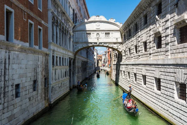 Veneza Itália Agosto 2014 Uma Gôndola Passa Sob Ponte Suspiros — Fotografia de Stock