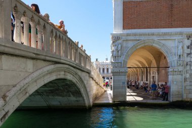 Venice, İtalya-17 Ağustos, Venedik güneşli bir gün boyunca ziyaret 2014:Tourists.