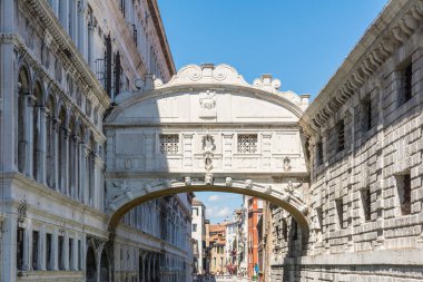 Venice, İtalya-17 Ağustos, Venedik iç geçiriyor bir güneşli gün boyunca köprü görünümünü 2014:classic
