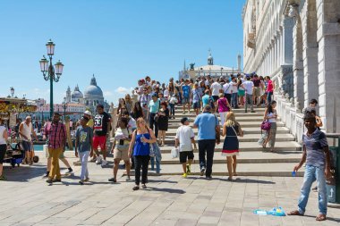 Venedik, İtalya - 17 Ağustos 2014: Venedik 'teki ünlü Piazza San Marco' yu ziyaret eden turistler güneşli bir günde
