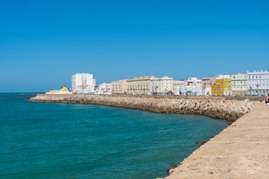 Cadiz, İspanya-Ağustos 9, Cadiz sahilinde 2018:view gezi sırasında güneşli bir gün