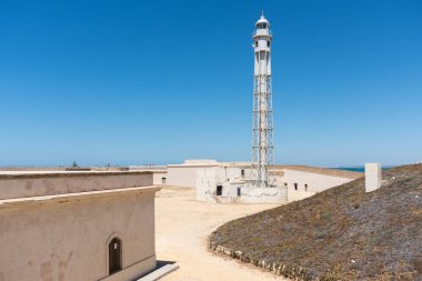 Cadiz, İspanya-Ağustos 9, 2017: Güneşli bir günde Cadiz 'deki San Sebastian şatosunun içindeki demir deniz feneri