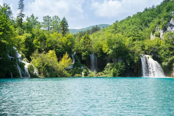 Vízesés Nemzeti Park Plitvicei Tavak Horvátország Egy Napsütéses Napon — Stock Fotó