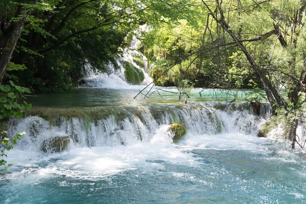 Vízesés Nemzeti Park Plitvicei Tavak Horvátország Egy Napsütéses Napon — Stock Fotó