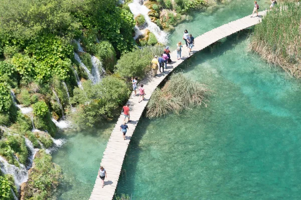 Vista Superior Las Personas Pasarelas Madera Clásicas Que Cruzan Lagos — Foto de Stock