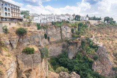 Ronda, İspanya-Ağustos 10, 2017: Bulutlu bir günde Ronda 'nın panoramik gözlem noktasından Ronda' nın manzarası