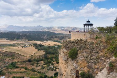 Ronda, İspanya-Ağustos 10, 2017: Bulutlu bir günde Ronda 'nın panoramik gözlem noktasında turistin görüntüsü