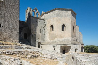 Montmajour, Fransa-Ağustos 14. 2016: Montmajour 'daki St. Peter Manastırı, Fransa' nın Arles kenti yakınlarında Benedikt rahipleri tarafından inşa edilmiş büyük bir manastır.