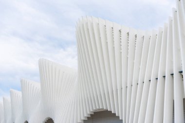 Bulutlu bir günde Reggio Emilia-İtalya 'da ünlü mimar Santiago Calatrava tarafından yaratılan yüksek hızlı tren istasyonunun detayları