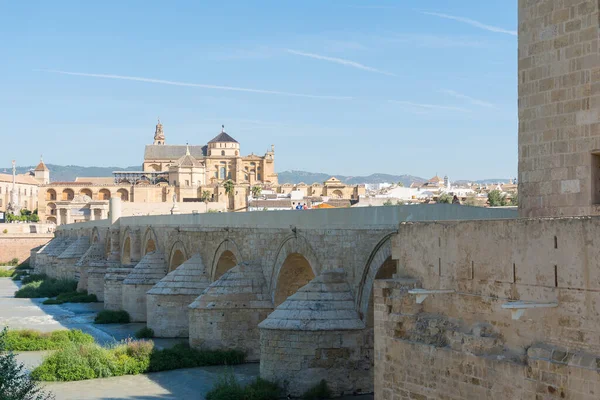 Cordoba Spanje Augustus 2017 Uitzicht Oude Romeinse Brug Rivier Guadalquivir — Stockfoto
