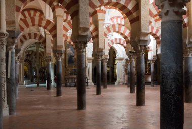 Cordoba, İspanya-Ağustos 11, 2017: İnsanlar Cordoba 'nın güzel Mezquita' sının içindeki sütunlara hayran.