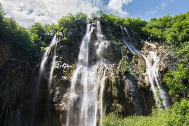 Güneşli bir günde Plitvice Doğal Parkı 'ndaki geçitlerde