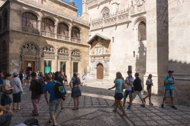 Granada, İspanya - 11 Ağustos 2017: Güneşli bir günde Granada 'da katedralin yakınında gezinti.