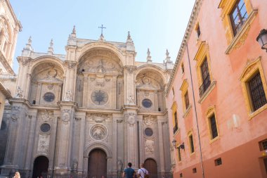 Granada, İspanya - 11 Ağustos 2017: Güneşli bir günde Granada 'da katedralin önünde gezinmek.
