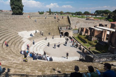 Pompeii, İtalya-27 Mart 2016: Napoli yakınlarındaki Pompeii arkeoloji sahasında bir yaz günü sütunlar ve kalıntılar.
