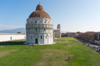 Pisa, İtalya-21 Ekim 2018: Pisa 'daki ünlü mucizeler meydanında yer alan ünlü eğik kule ve ortaçağ katedrali manzarası
