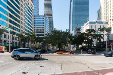 Miami, ABD-16 Mart 2018: Güneşli bir günde Miami şehir merkezindeki gökdelenlerin arasında yürümek.
