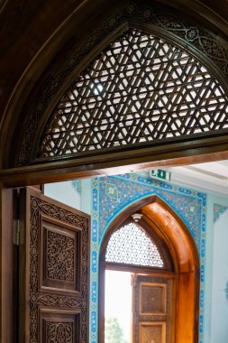 Taşkent, Özbekistan-Ağustos 12, 2023: Güneşli bir günde Taşkent 'teki ünlü Ulugbek Anıt Müzesi