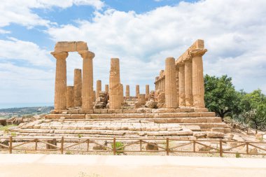 Agrigento, İtalya-10 Mayıs 2022: güneşli bir günde Agrigento yakınlarındaki Valle di Templi arkeoloji parkının içindeki heybetli Yunan Juno Tapınağı