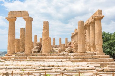 Agrigento, İtalya-10 Mayıs 2022: güneşli bir günde Agrigento yakınlarındaki Valle di Templi arkeoloji parkının içindeki heybetli Yunan Juno Tapınağı