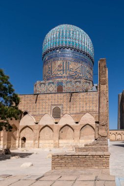 Semerkand, Özbekistan-Ağustos 13, 2023: Güneşli bir günde Bibi-Khanym Camii 'nin gök kubbesi manzarası