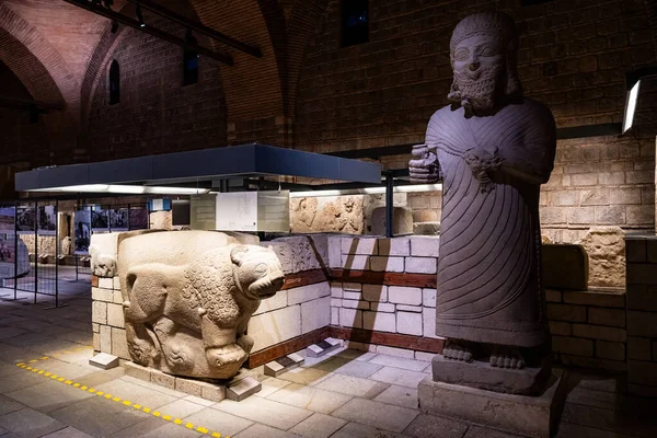 Ankara, Türkiye-Ağustos 8, 2025: Ankara 'daki Anadolu Medeniyetleri Müzesi içindeki heykeller