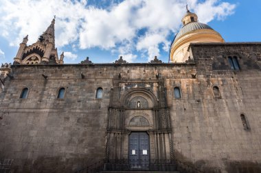 Randazzo, İtalya-12 Mayıs 2022: Mayıs ayının bir gününde Randazzo Bazilikası 'nın alçak bir noktasından yan görüntüsü