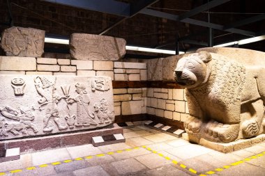 Ankara, Türkiye-Ağustos 8, 2025: Ankara 'daki Anadolu Medeniyetleri Müzesi' ne Ağustos ayında heykeller ve oymalar