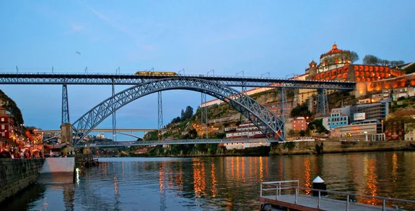 晚在葡萄牙波尔图的路易斯一号桥 — 图库照片