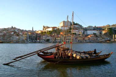 Douro nehir ve geleneksel tekneler Oporto, Portekiz