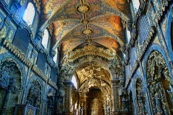 İç Barok kilise Santa Clara kentinde, Oporto, Portekiz