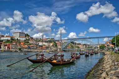 Douro nehir ve geleneksel tekneler Oporto, Portekiz