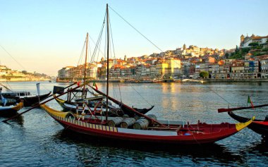Douro nehir ve geleneksel tekneler Oporto, Portekiz