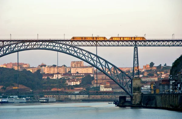 葡萄牙波尔图的路易斯一桥上的地铁 — 图库照片