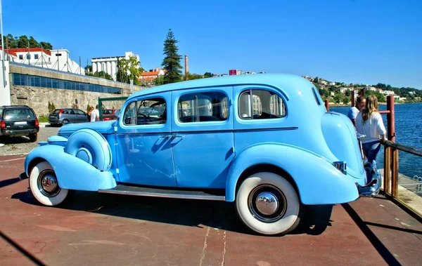 Velho Carro Azul Clássico Perto Rio Douro Portugal — Fotografia de Stock